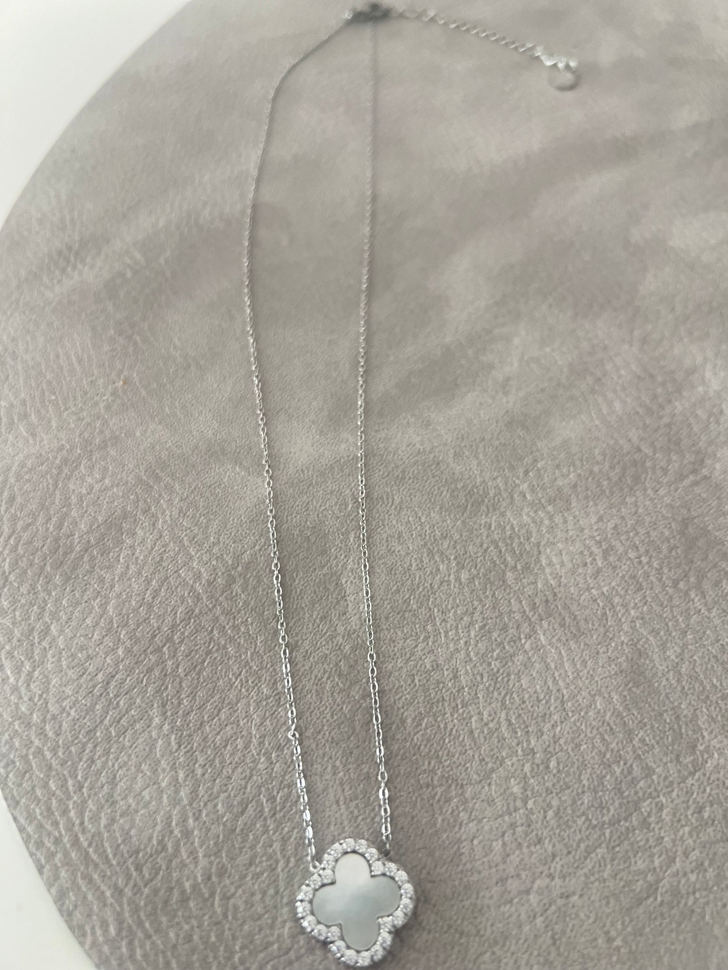 Colar Trevo branco com zircónias cravada