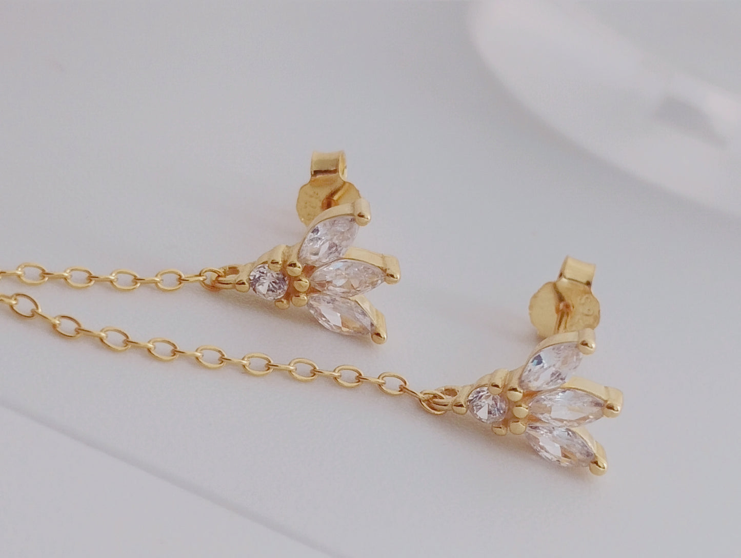 Brinco Duo Flor em Zircônias com Corrente Dourada – Para Dois Furos