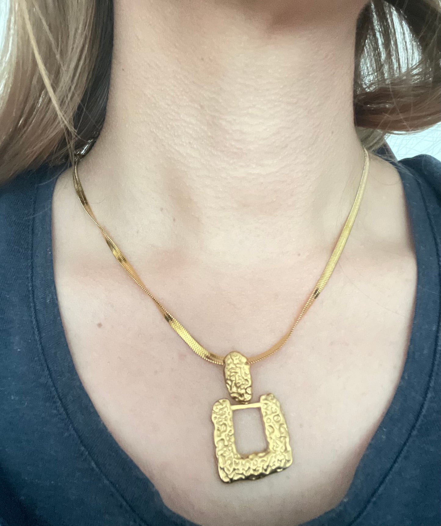 Colar Dourado com Textura