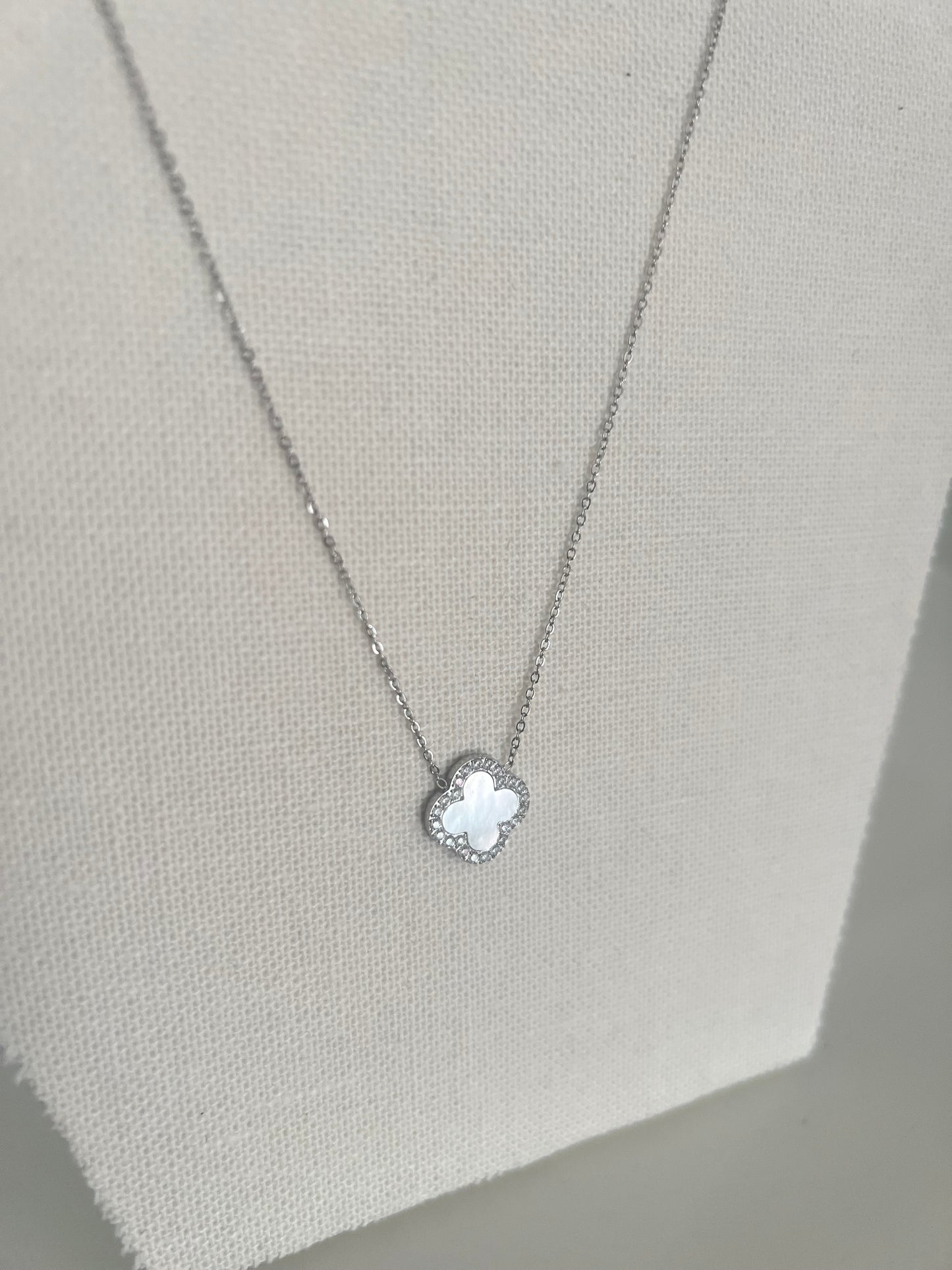 Colar Trevo branco com zircónias cravada