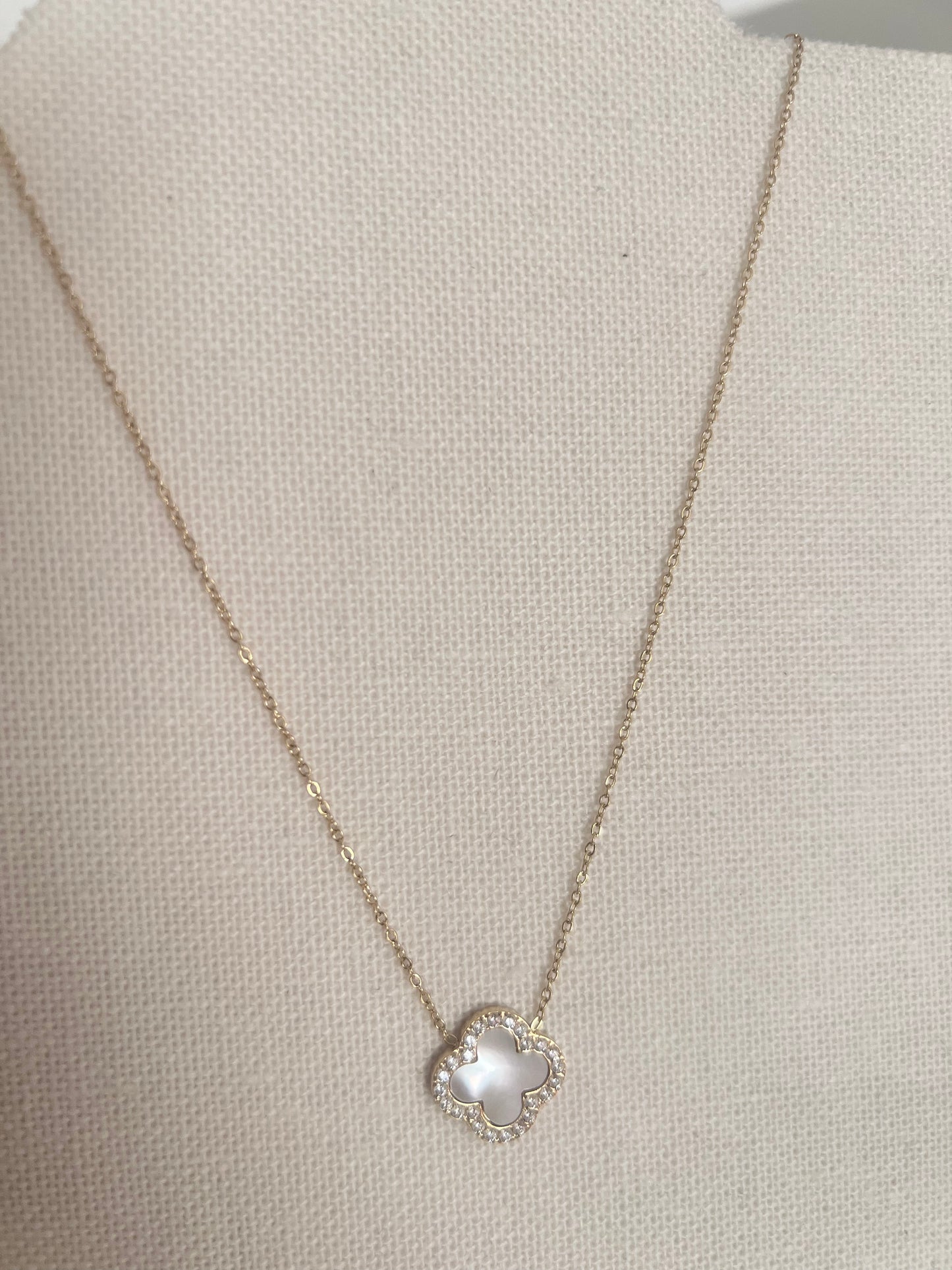 Colar Trevo branco com zircónias cravada