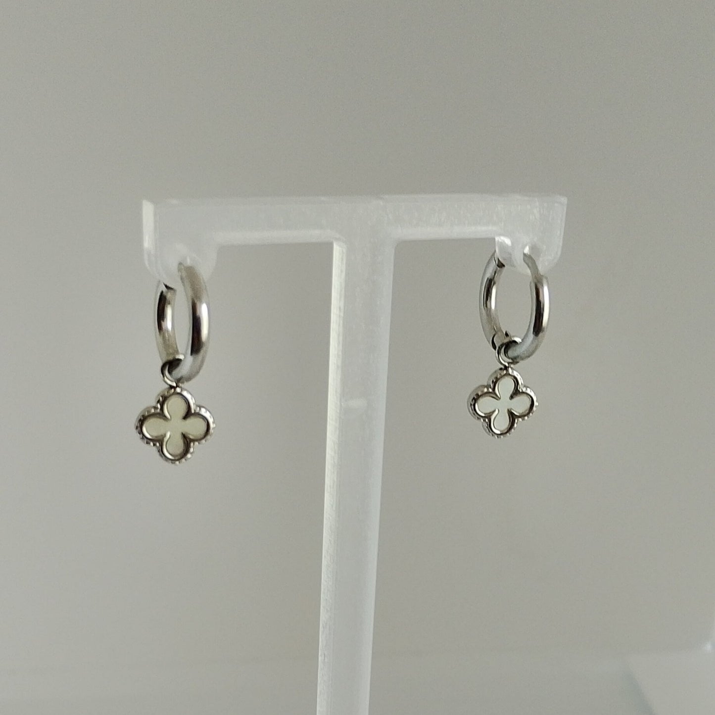 Argolas Prateadas com Pendente de Trevo Mini
