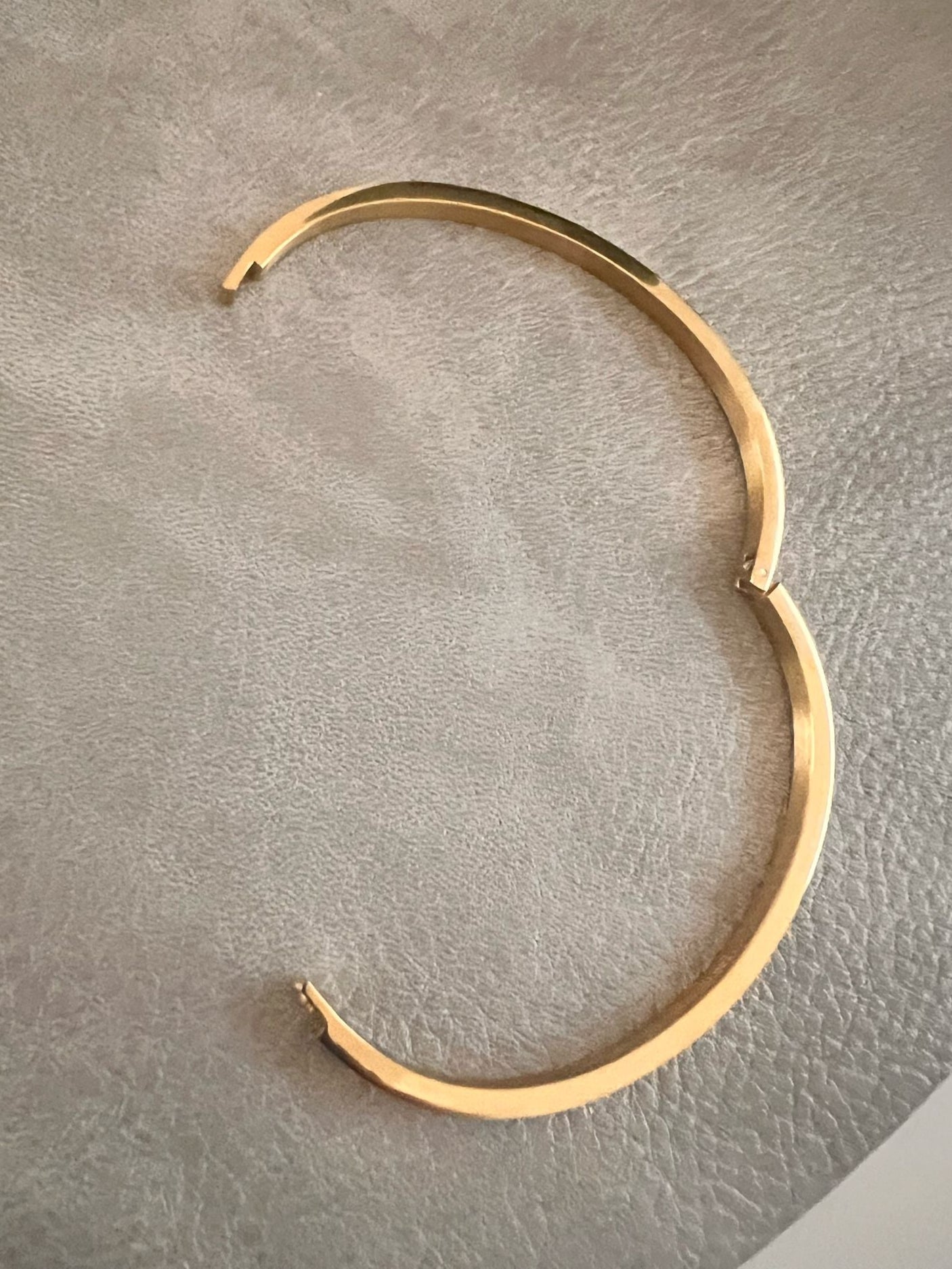 Pulseira rígida minimalista