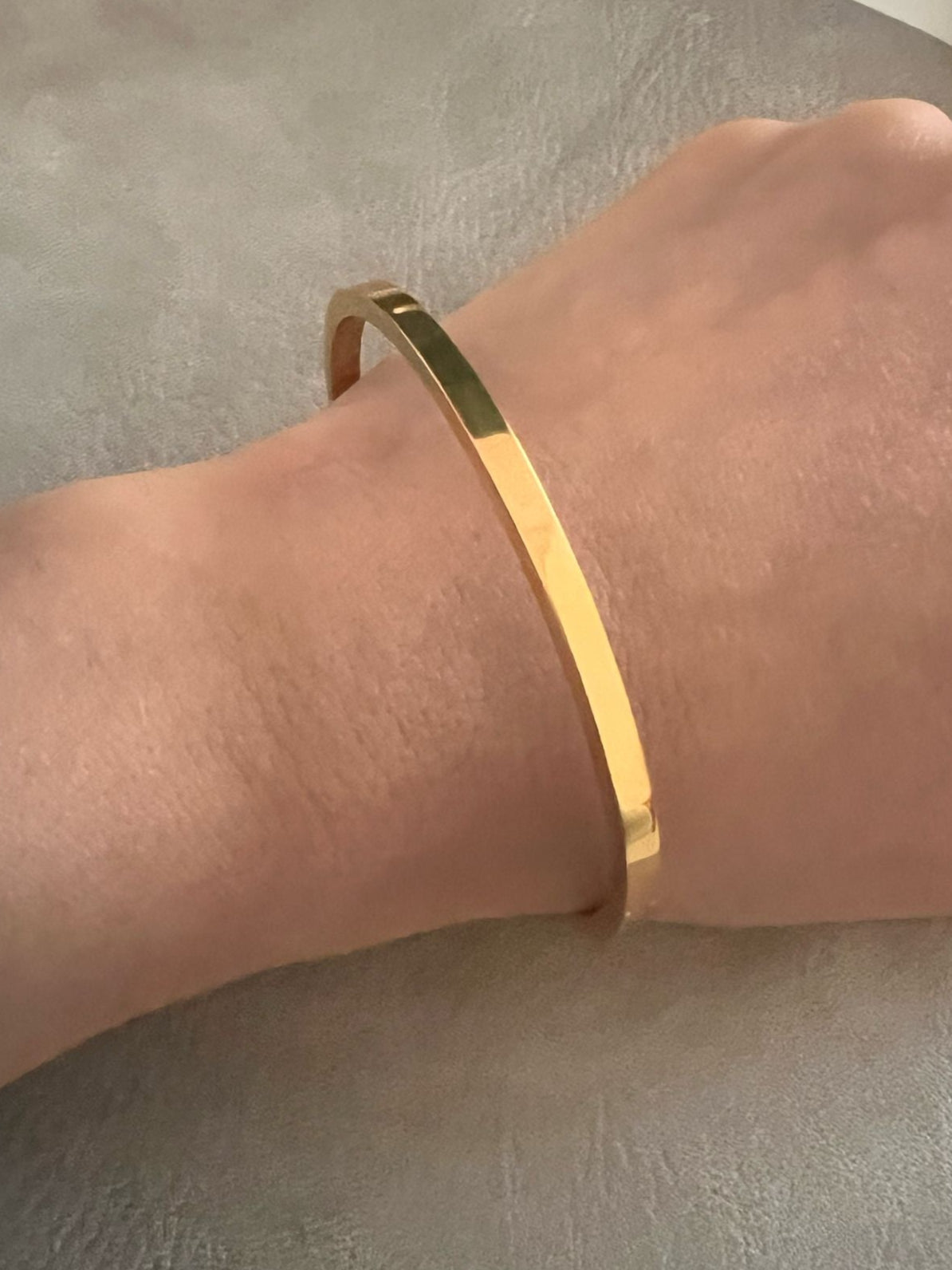 Pulseira rígida minimalista