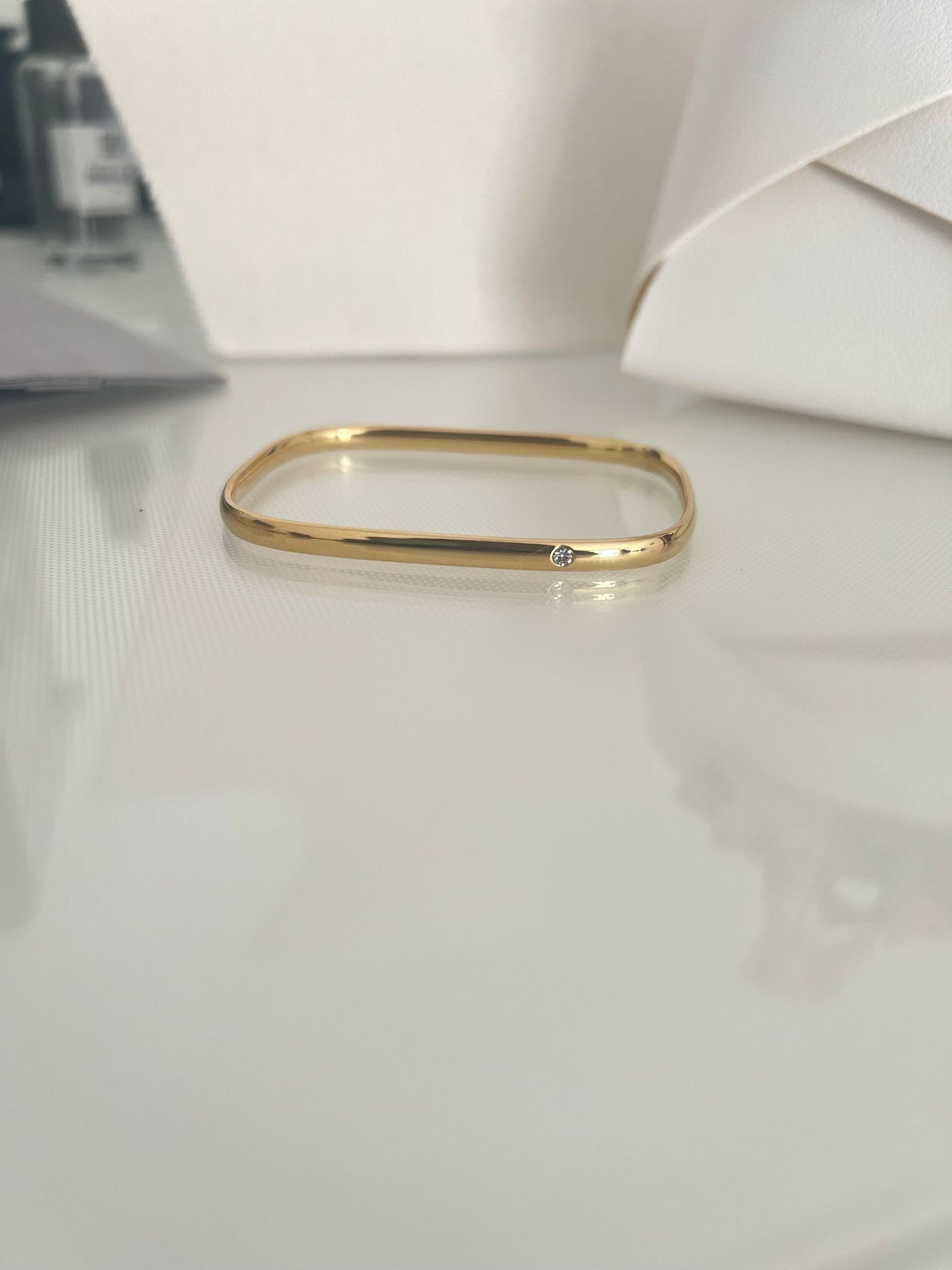 A Pulseira Rígida Quadrada com Brilhante