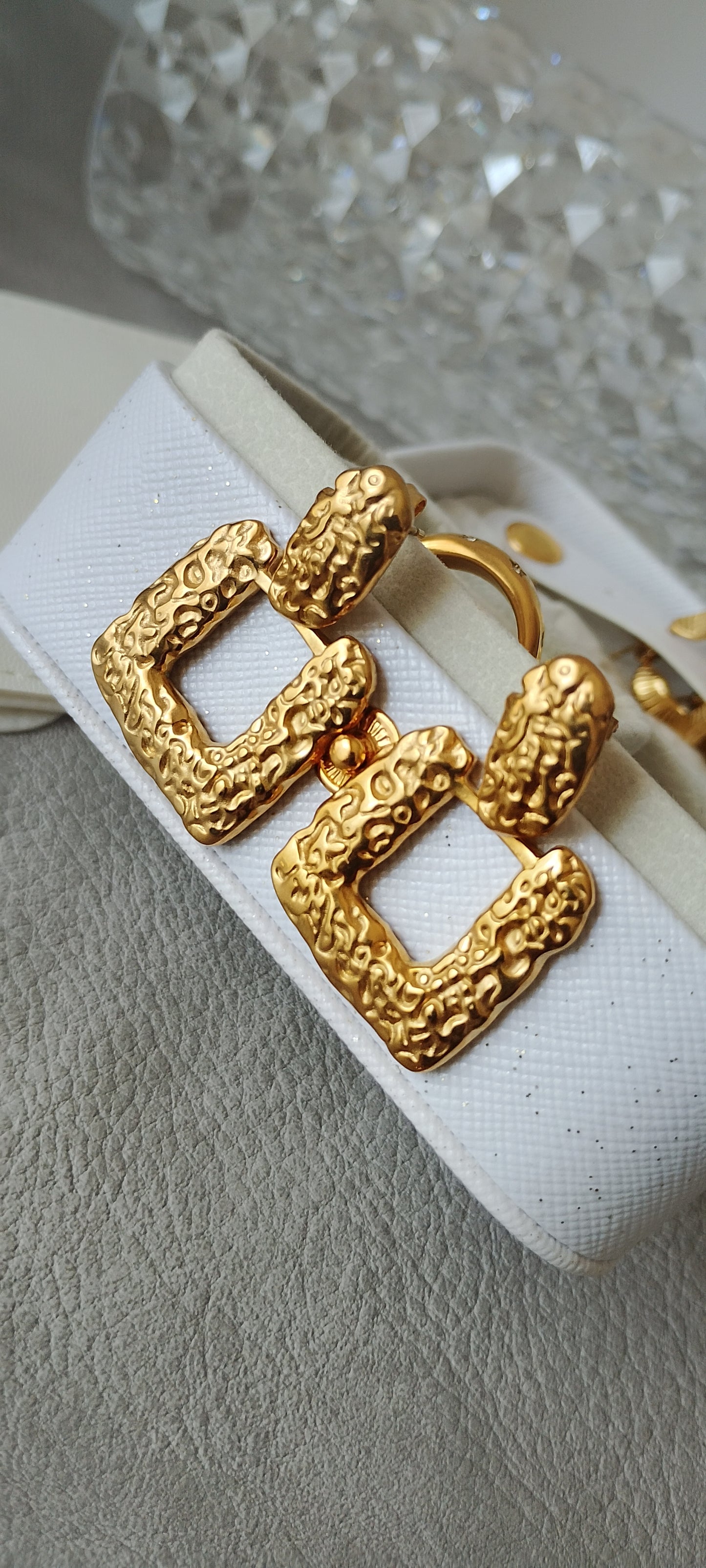 Brincos Dourados Com Textura