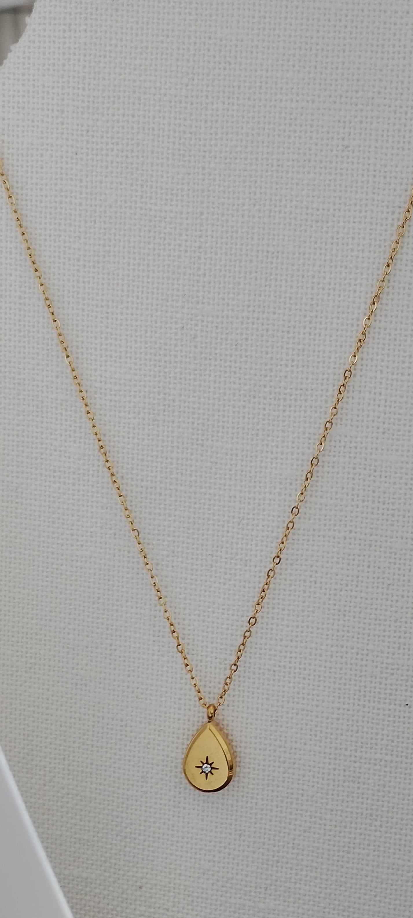 Colar pendent em forma de gota e mini zircónia brilhante