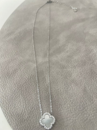 Colar Trevo branco com zircónias cravada