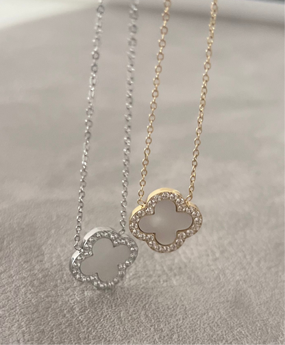 Colar Trevo branco com zircónias cravada