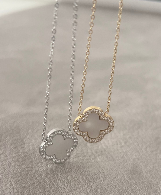 Colar Trevo branco com zircónias cravada