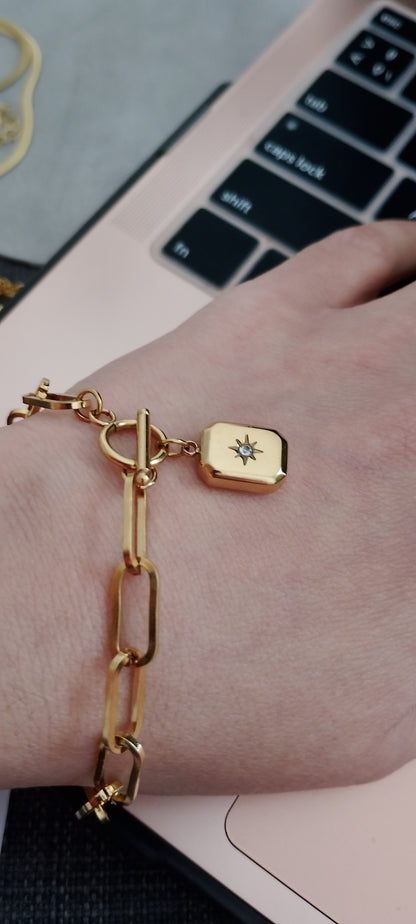 Pulseira com Pendente Quadrado e Mini Zircônia Brilhante