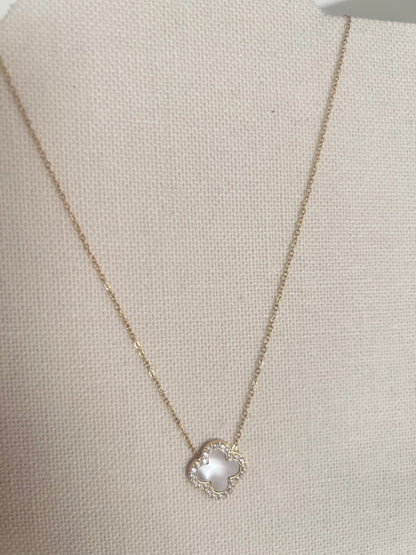 Colar Trevo branco com zircónias cravada