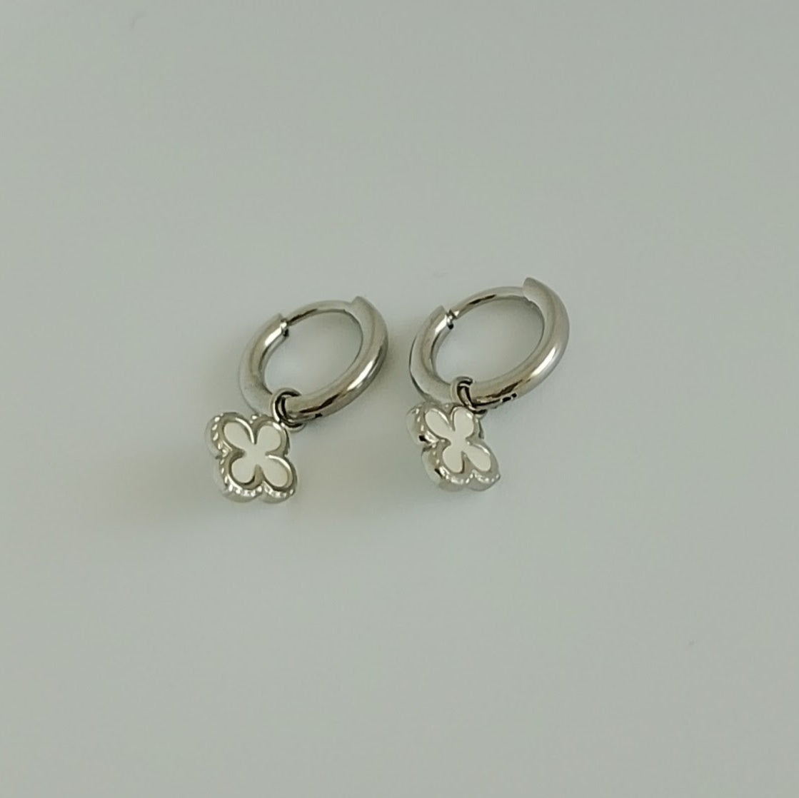 Argolas Prateadas com Pendente de Trevo Mini
