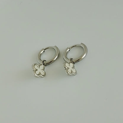 Argolas Prateadas com Pendente de Trevo Mini