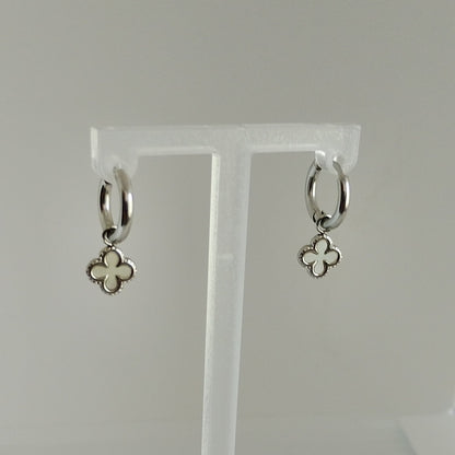 Argolas Prateadas com Pendente de Trevo Mini
