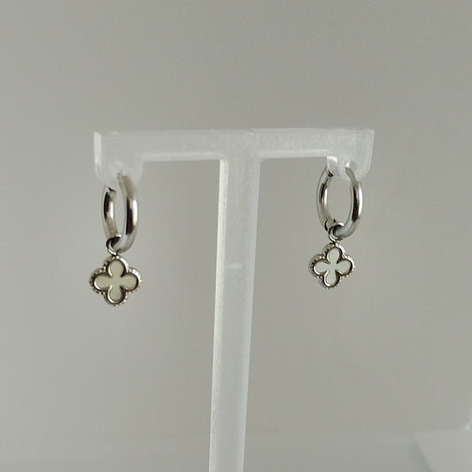 Argolas Prateadas com Pendente de Trevo Mini