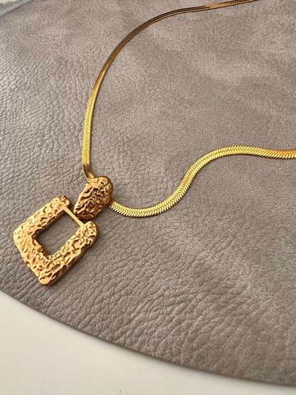 Colar Dourado com Textura