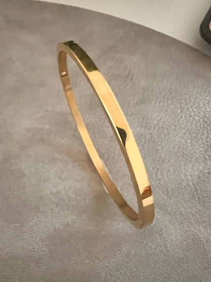 Pulseira rígida minimalista