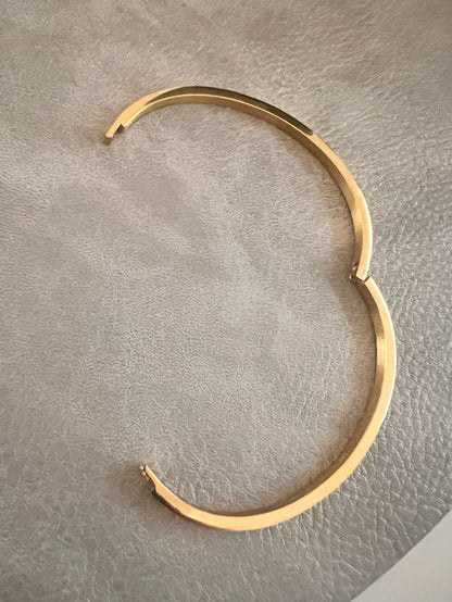 Pulseira rígida minimalista