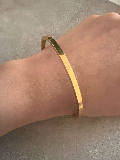 Pulseira rígida minimalista