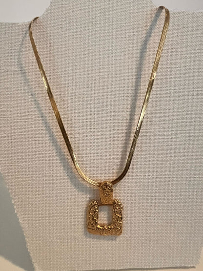 Colar Dourado com Textura