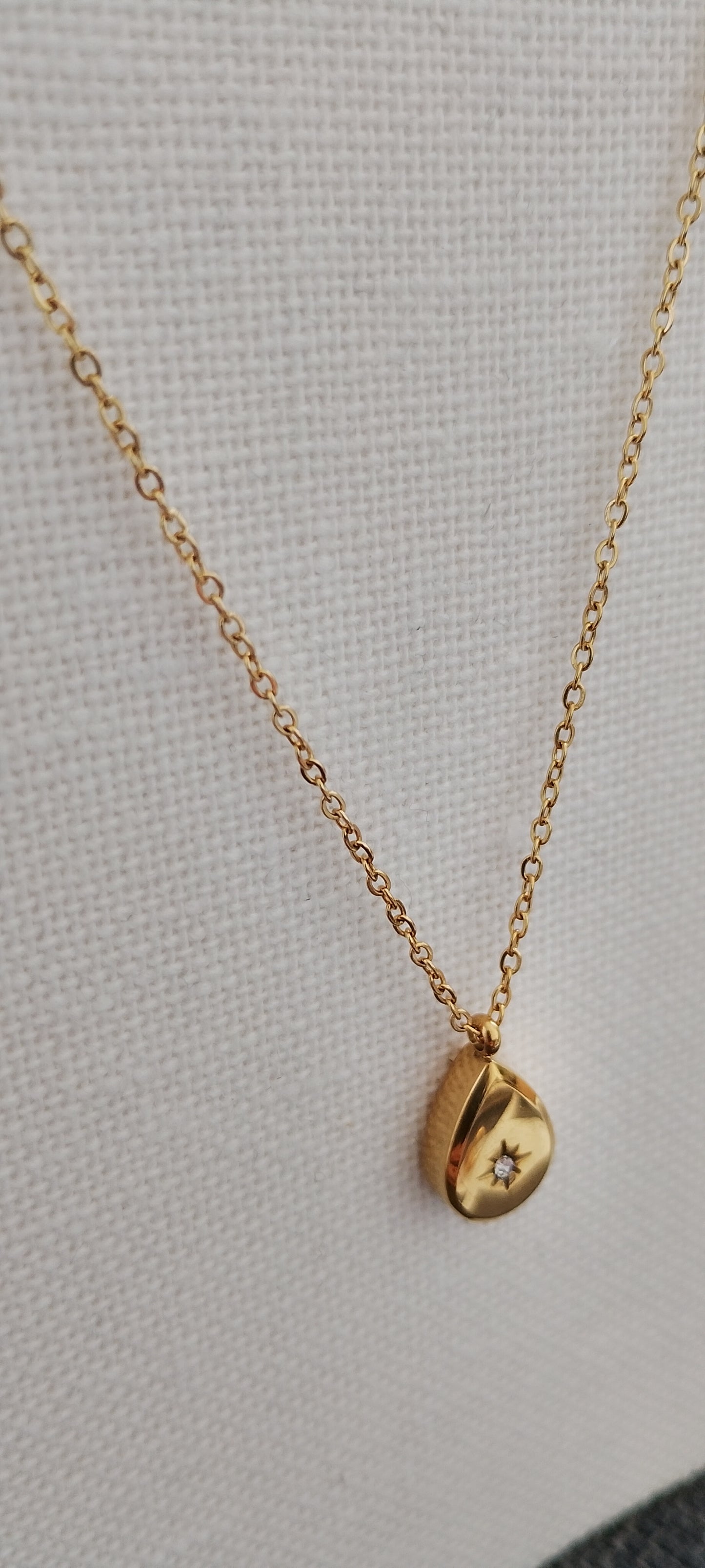 Colar pendent em forma de gota e mini zircónia brilhante