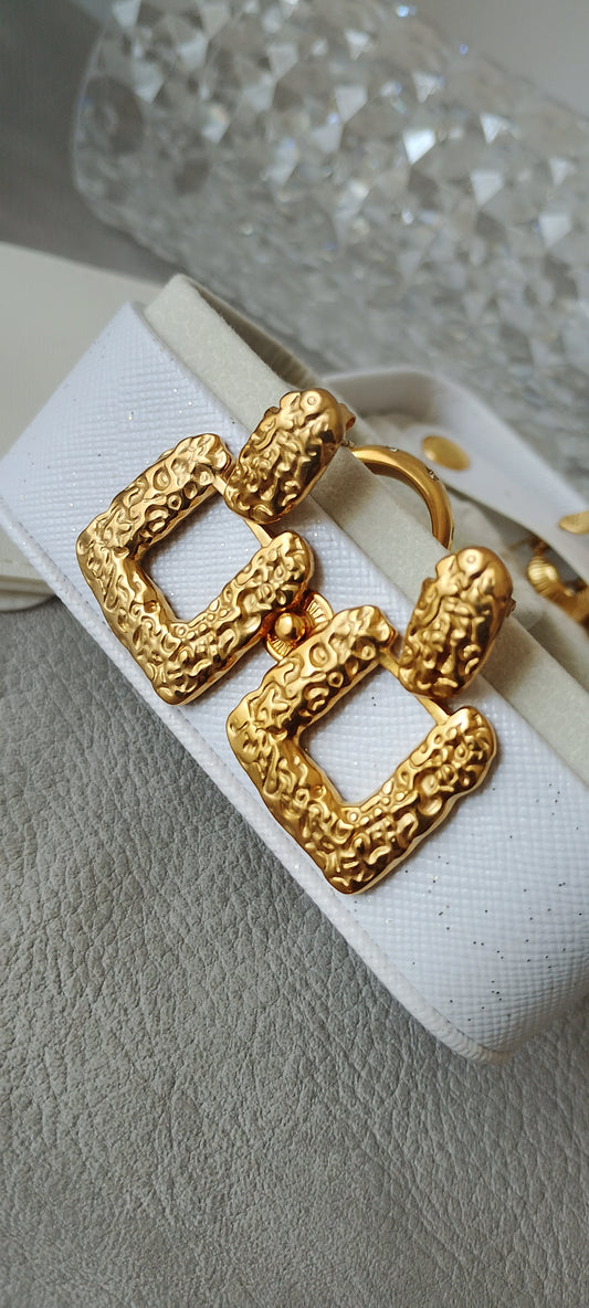 Brincos Dourados Com Textura
